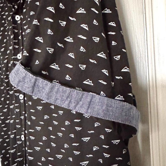 Black short sleeve shirt with paper plane motif - Picture 3 of 5